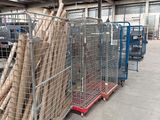 de nombreux rouleaux de bois sur un chariot dans un entrepôt