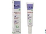 un gros plan d'un tube de dentifrice à côté d'une boîte de dentifrice