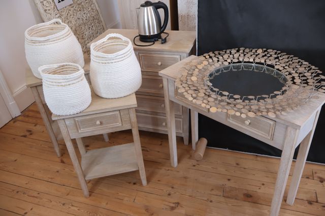 Console, deux chevets et commode modernes en bois cérusé, pouf, b...
