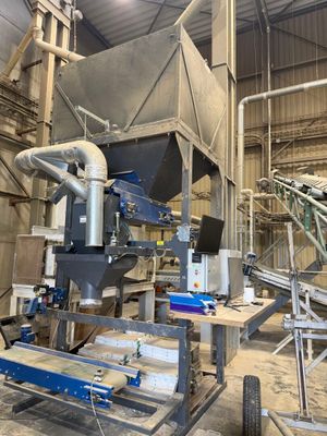 l'image d'une machine située à l'intérieur d'un bâtiment