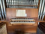 a pipe organ that is sitting in the middle of a room