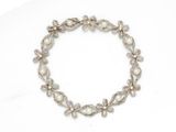 un gros plan sur un bracelet orné de perles et de diamants