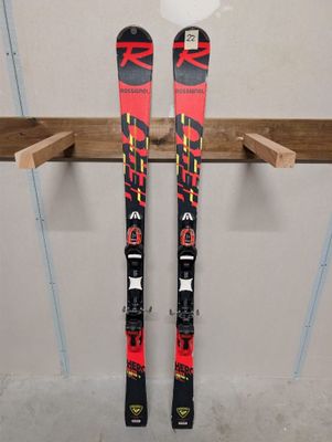 une paire de skis accrochée à un support dans une pièce