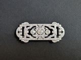 une broche de style Art déco sertie de diamants sur fond noir