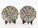 une paire de petites assiettes ornées de motifs floraux