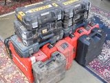 un tas d'outils posé sur un tapis, par terre