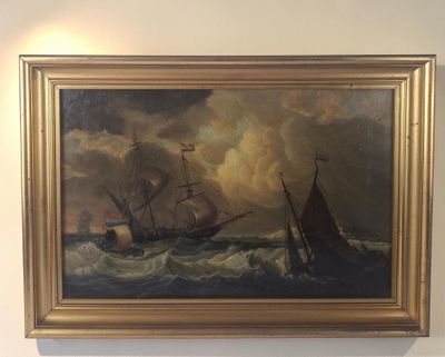 un tableau accroché au mur d'une pièce où l'on voit un bateau sur l'eau