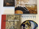 de nombreux livres exposés sur une table