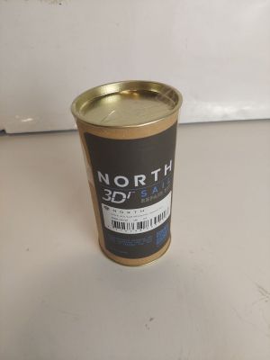 une canette de bière posée sur un plan de travail à côté d'un micro-ondes