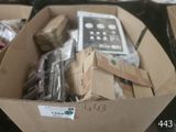 une boîte en carton remplie d'appareils électroniques divers
