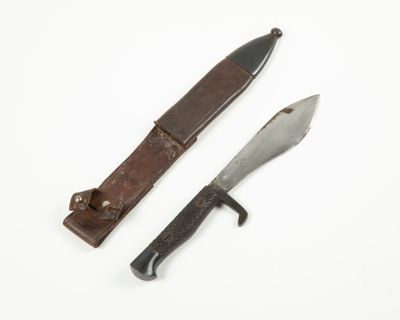une paire de couteaux à lame gainée de cuir sur fond blanc