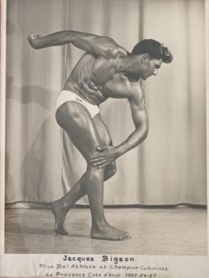 photographie en noir et blanc d'un culturiste posant pour une photo