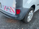 une camionnette avec un autocollant, garée sur un parking