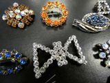 a lot of brooches that are sitting on a table
