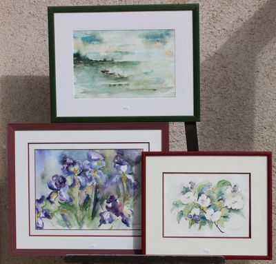 trois photos encadrées représentant des fleurs, posées sur une étagère contre un mur