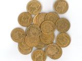 une pile de pièces d'or sur une surface blanche