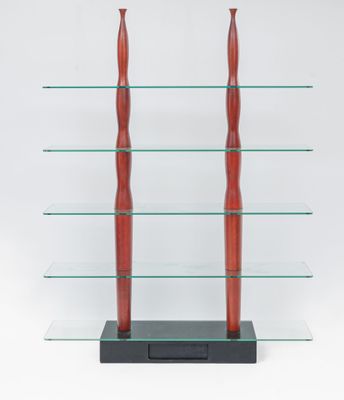 une étagère en bois et en verre, surmontée de trois tablettes en verre