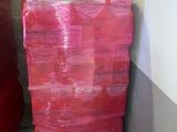 une pile de boîtes rouges dans un coin de la pièce