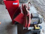 une petite machine rouge posée sur le sol
