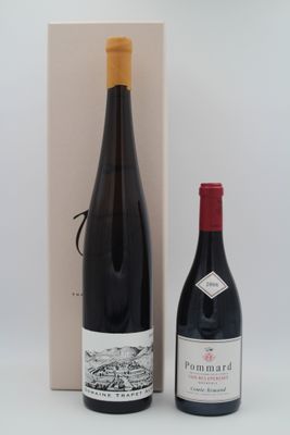 une bouteille de vin et une autre bouteille de vin à côté d'une boîte