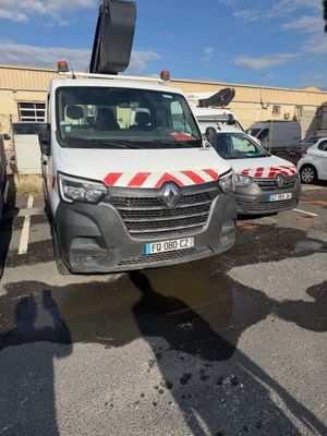 une camionnette blanche garée dans un parking