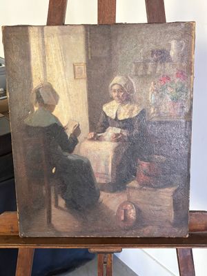 un vieux tableau représentant une femme en train de lire un livre posé sur un chevalet