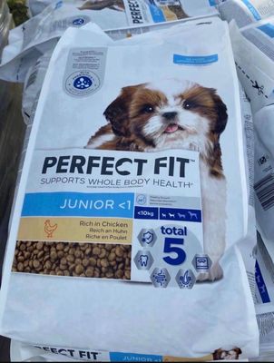 un sac de croquettes posé sur une pile de nourriture