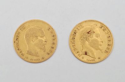 gros plan de deux pièces d'or sur une surface blanche