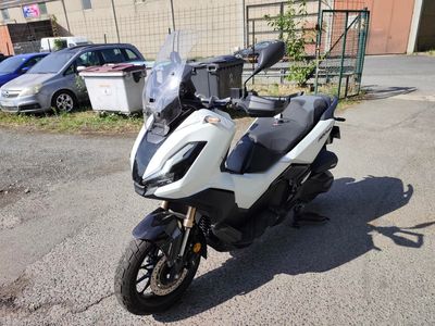 une moto blanche et noire garée sur un parking