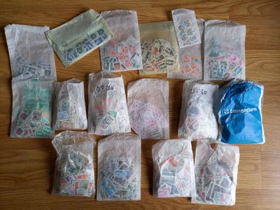 de nombreux sacs remplis d'argent posés sur une table en bois