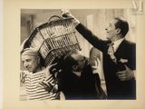 deux hommes et une femme tiennent un panier au-dessus de leur tête