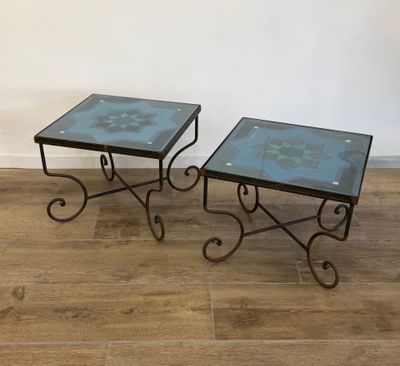 paire de tables d'appoint en fer forgé et en verre, avec des plateaux en verre bleu