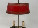 une paire de lampes de table rouges sur un pied en métal, avec un abat-jour rouge