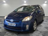 une photo d'une Toyota Prius bleue garée sur un sol à damier