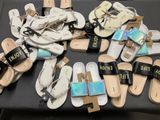 de nombreuses paires de sandales posées sur une table