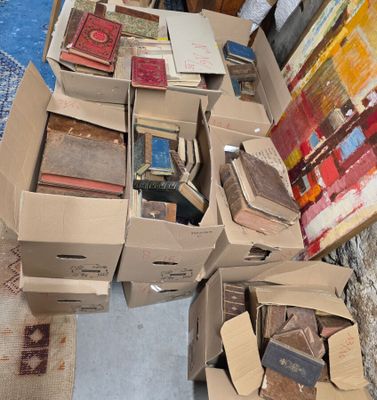 de nombreux cartons de livres posés sur le sol les uns à côté des autres