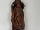 statue en bois d'une femme tenant un bébé dans ses bras