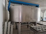 une photo d'une grande cuve en acier inoxydable dans une usine