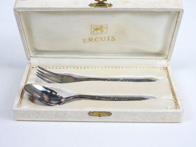 deux fourchettes et deux cuillères dans une boîte posée sur une table
