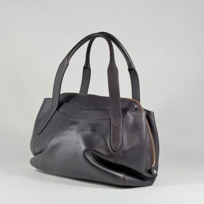 un sac à main en cuir noir muni d'une fermeture à glissière sur le devant
