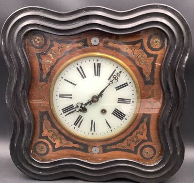 une horloge posée sur la table dans la pièce