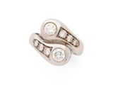 gros plan d'une bague en diamant sur fond blanc