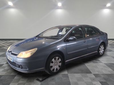 la photo d'une voiture garée dans un garage