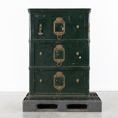 une commode verte posée sur une palette