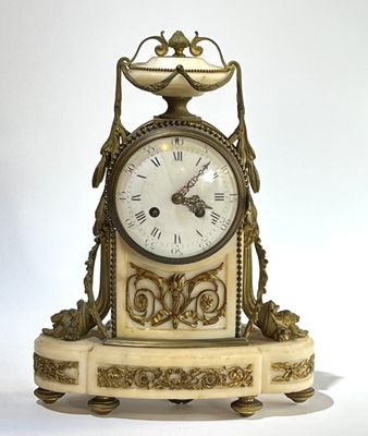 Pendule borne en bronze doré et marbre blanc à décor de corne d'abonda