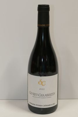 une bouteille de vin posée sur une table