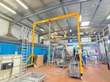 une grande pièce contenant de nombreuses machines