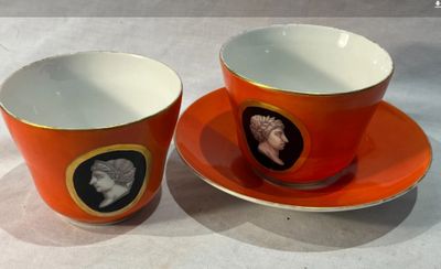 deux tasses et une soucoupe sur lesquelles sont représentés un homme et une femme