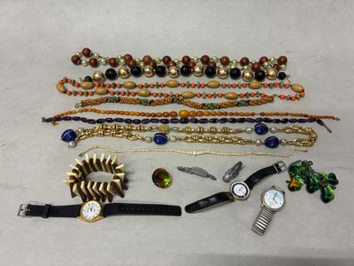 de nombreux bracelets et montres de toutes sortes disposés sur une table