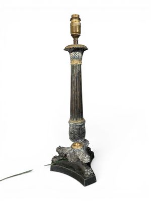 l'image d'une lampe posée sur une table